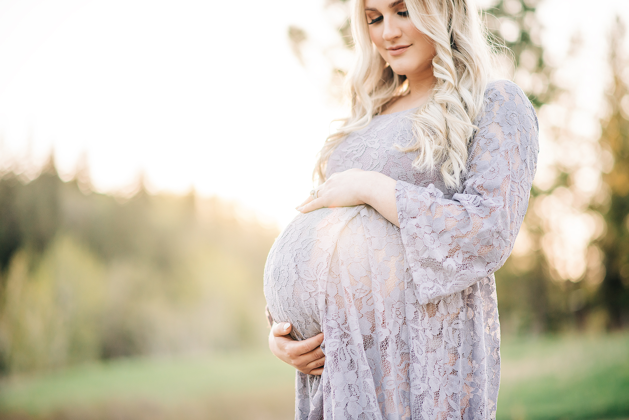 Bump photo mom holding pregnant belly edmonton outdoor maternity photoshoot Edmonton