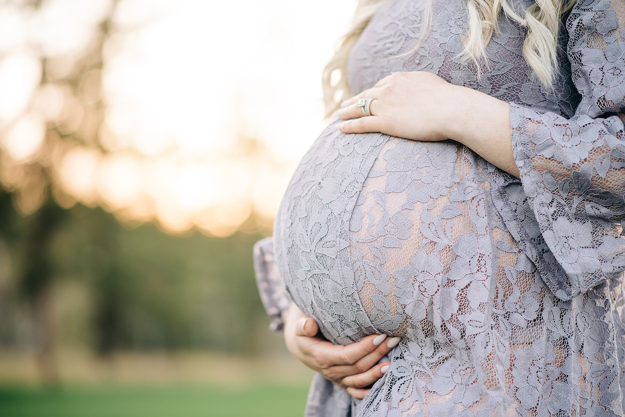 bump photo mom holding pregnant belly edmonton maternity photoshoot yeg