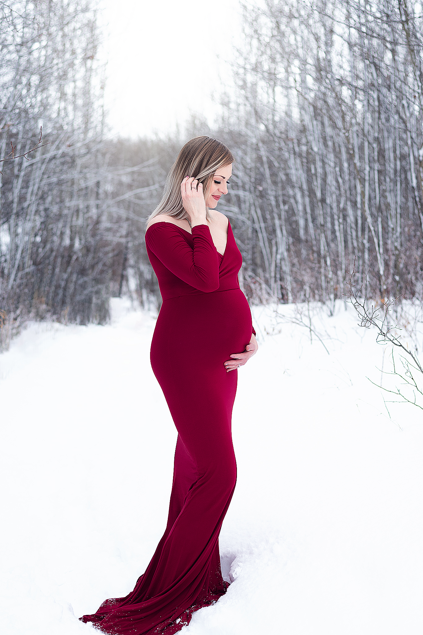 expectant mother snowy landscape outdoor maternity photos strathcona county